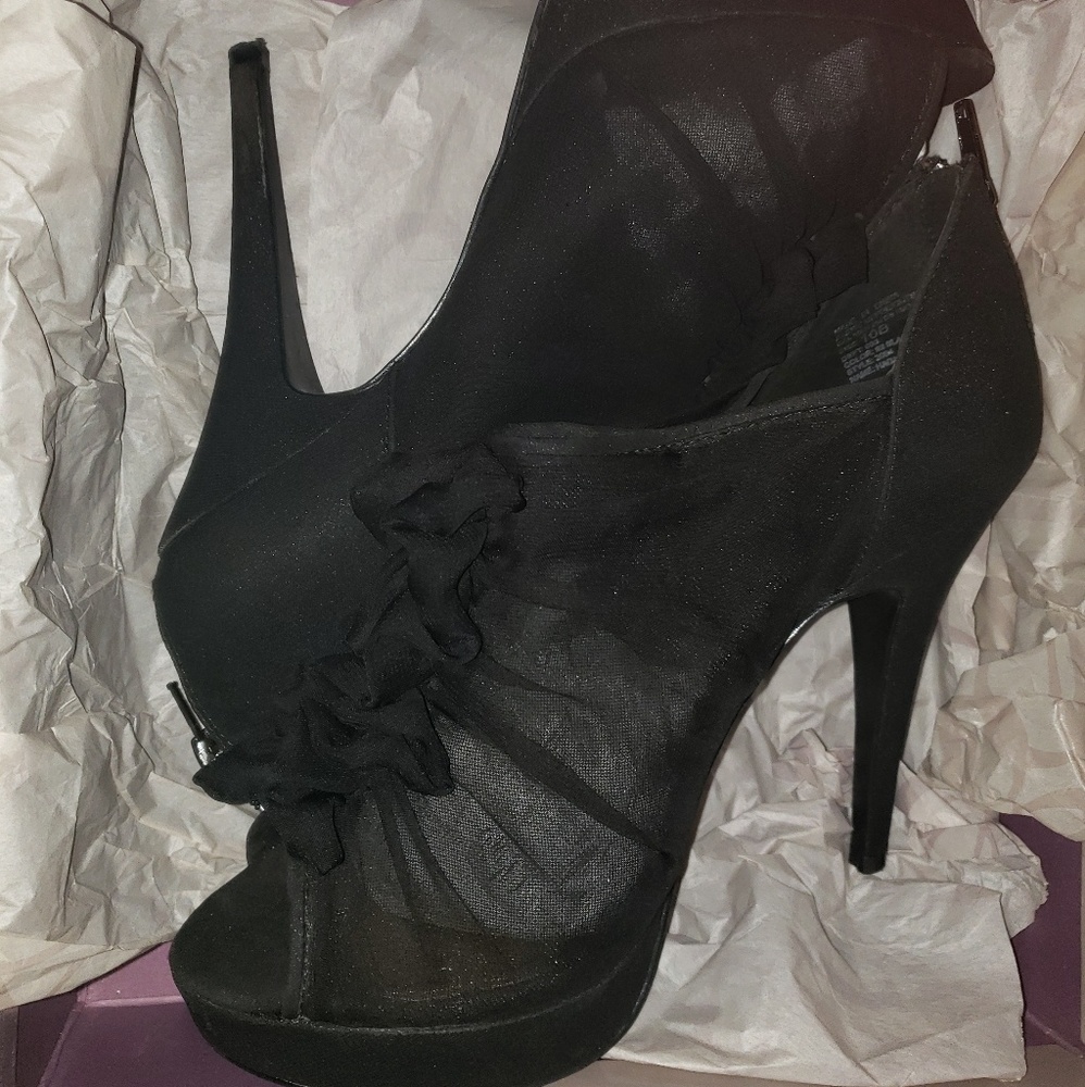 Black sheer pumps